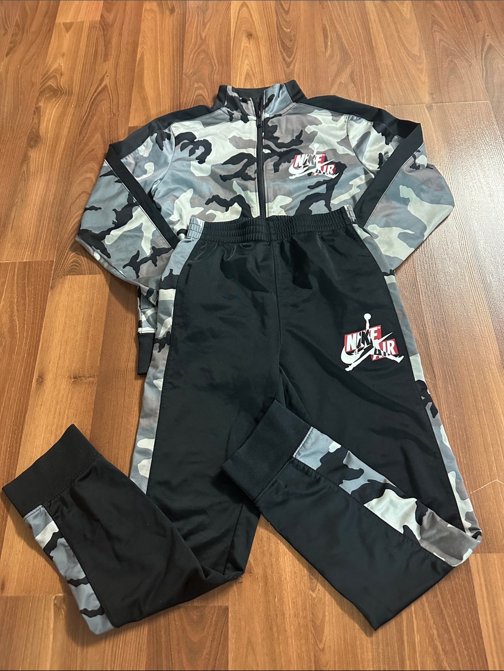 Nike Air Boys' Camo/Black set - pants and zip up top - size M (10-12)
